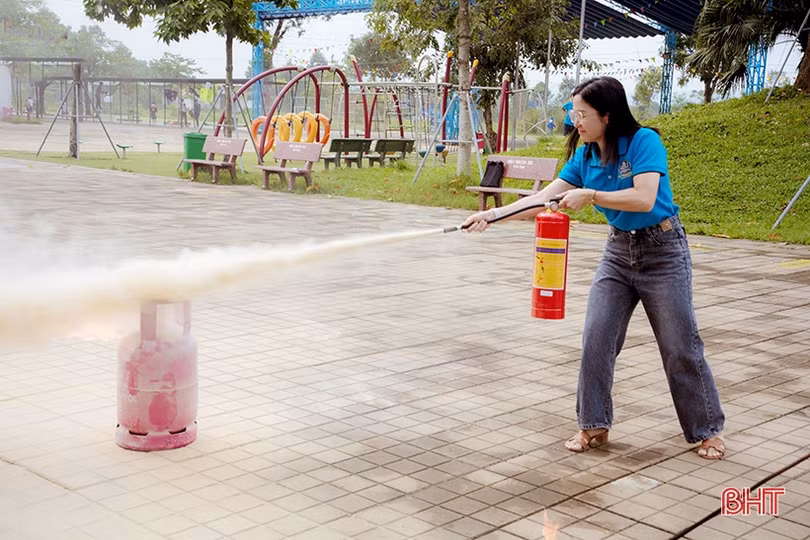 Giáo viên, học sinh Trường Albert Einstein diễn tập PCCC