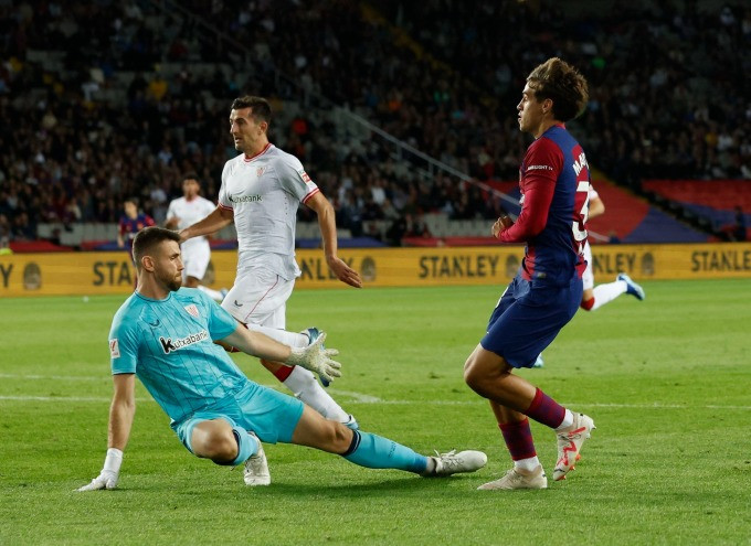 Tiền đạo 17 tuổi cứu Barca