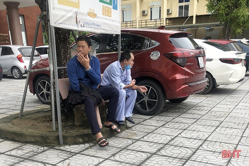 Vô tư “nhả” khói thuốc trong khuôn viên bệnh viện