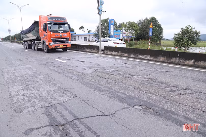 Sau mưa lớn, QL1 đoạn Bắc tuyến tránh TP Hà Tĩnh xuống cấp thêm nghiêm trọng 