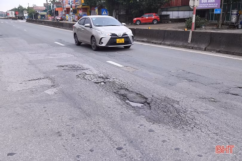 Sau mưa lớn, QL1 đoạn Bắc tuyến tránh TP Hà Tĩnh xuống cấp thêm nghiêm trọng 