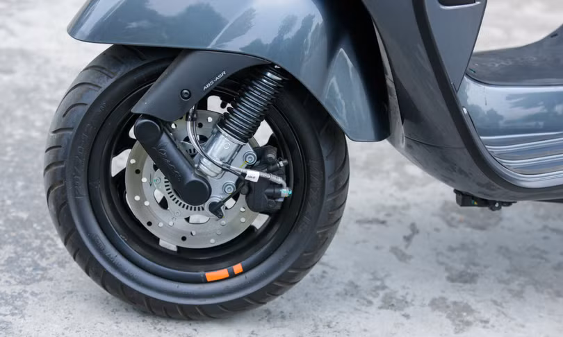 Vespa GTV 300 HPE - xe ga phong cách cổ điển giá 159,8 triệu đồng