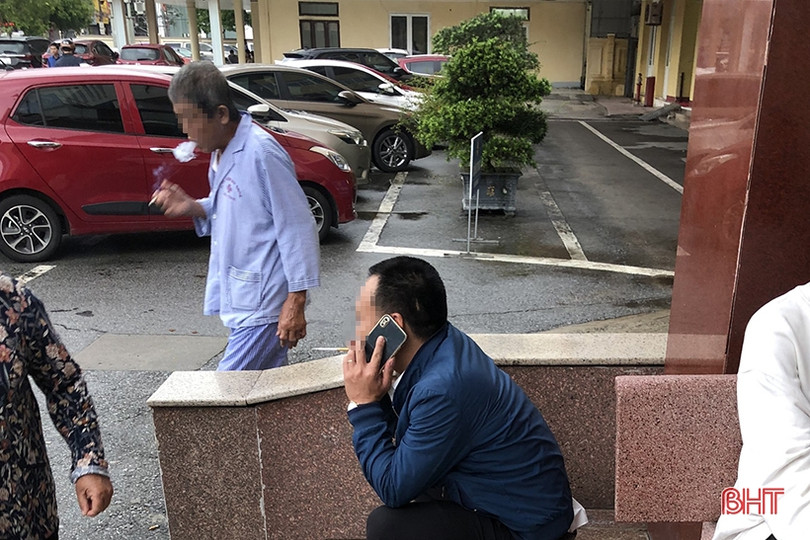 Vô tư “nhả” khói thuốc trong khuôn viên bệnh viện