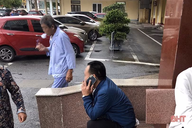 Vô tư “nhả” khói thuốc trong khuôn viên bệnh viện
