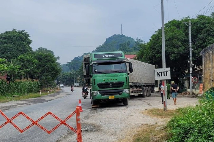 Vi phạm nồng độ cồn vượt kịch khung, lái xe container chắn ngang quốc lộ để chống đối