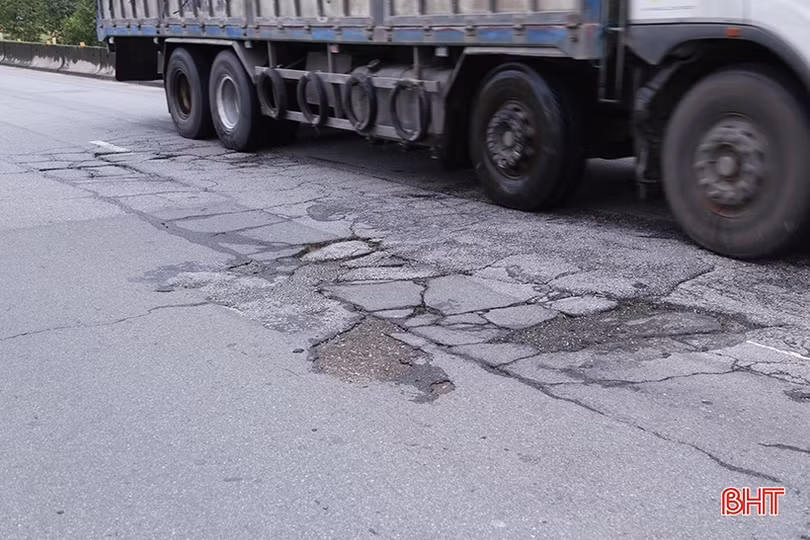 Sau mưa lớn, QL1 đoạn Bắc tuyến tránh TP Hà Tĩnh xuống cấp thêm nghiêm trọng 