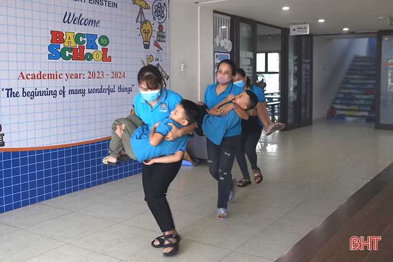 Giáo viên, học sinh Trường Albert Einstein diễn tập PCCC