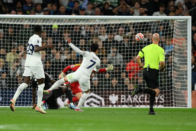 Son Heung-min rực sáng, Tottenham đòi lại đỉnh bảng