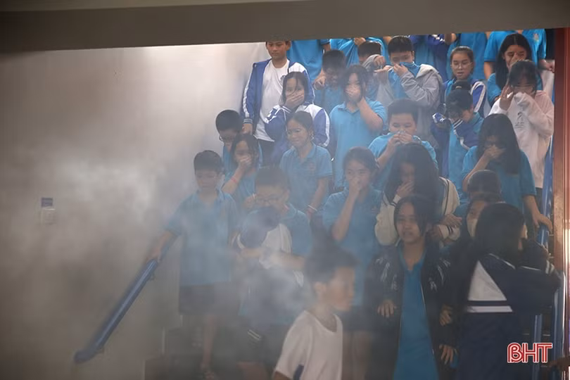 Giáo viên, học sinh Trường Albert Einstein diễn tập PCCC