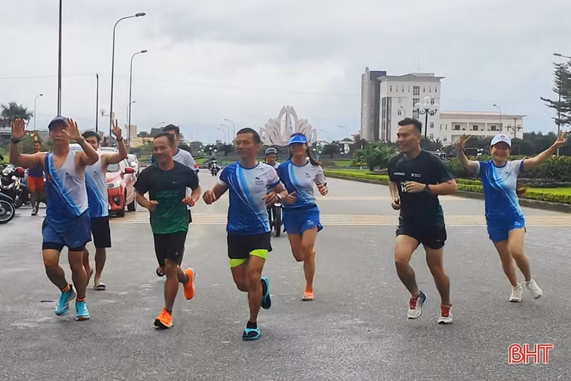 Runner Hà Tĩnh chạy 100 km trong 13 tiếng để gây quỹ