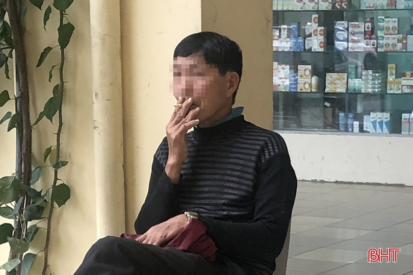 Vô tư “nhả” khói thuốc trong khuôn viên bệnh viện