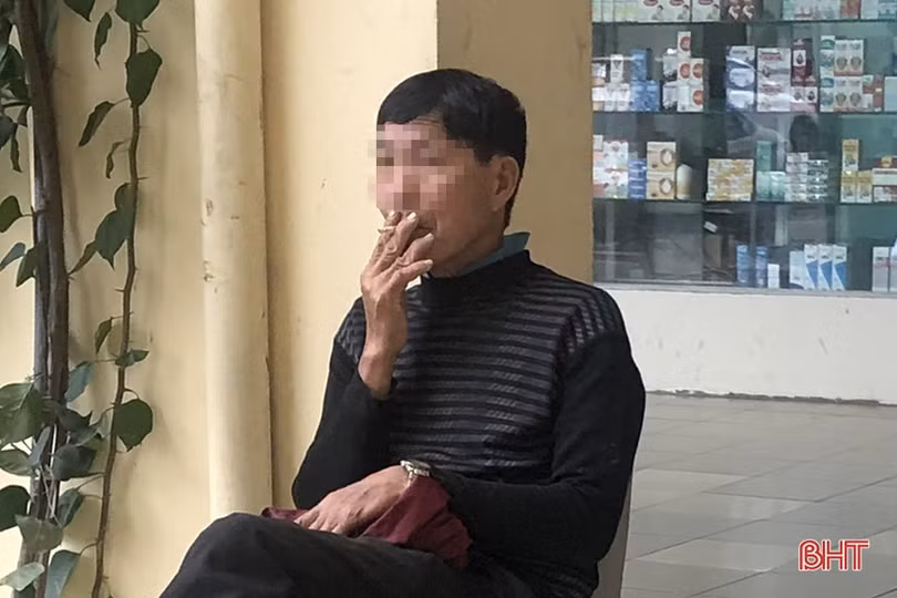Vô tư “nhả” khói thuốc trong khuôn viên bệnh viện