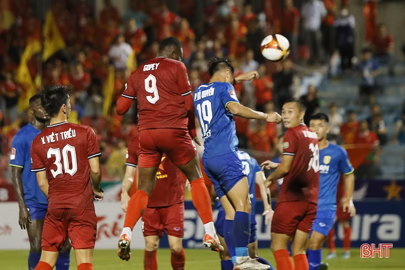 Hồng Lĩnh Hà Tĩnh gỡ hoà ở phút cuối trận derby xứ Nghệ