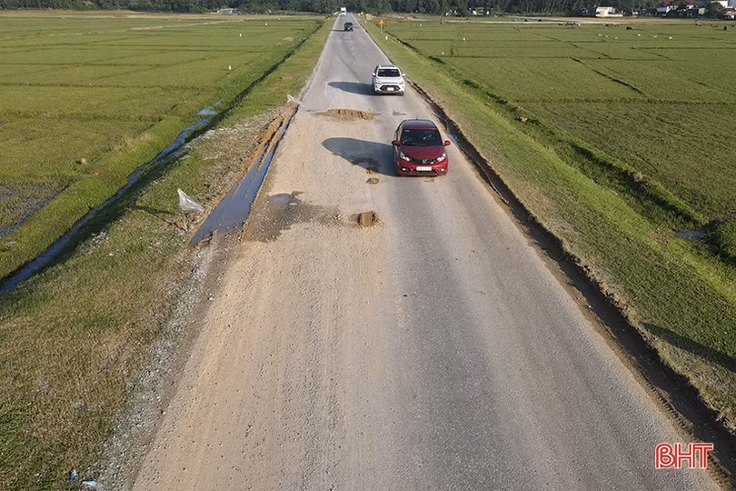 Đường ven biển Hà Tĩnh xuất hiện nhiều điểm hư hỏng, mất an toàn giao thông