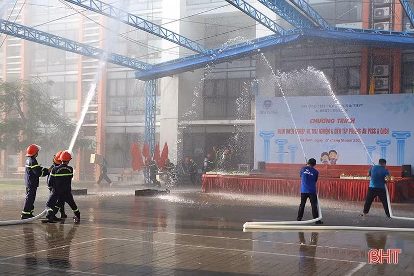 Giáo viên, học sinh Trường Albert Einstein diễn tập PCCC