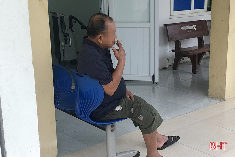 Vô tư “nhả” khói thuốc trong khuôn viên bệnh viện
