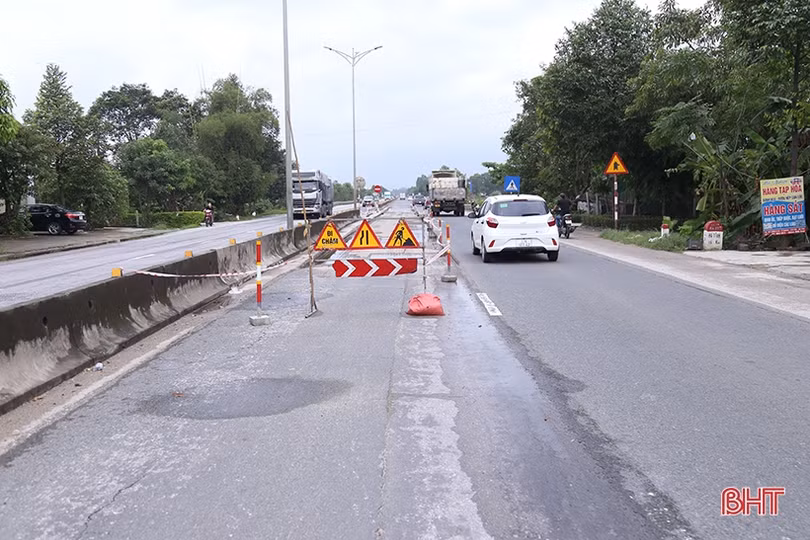 Sau mưa lớn, QL1 đoạn Bắc tuyến tránh TP Hà Tĩnh xuống cấp thêm nghiêm trọng 