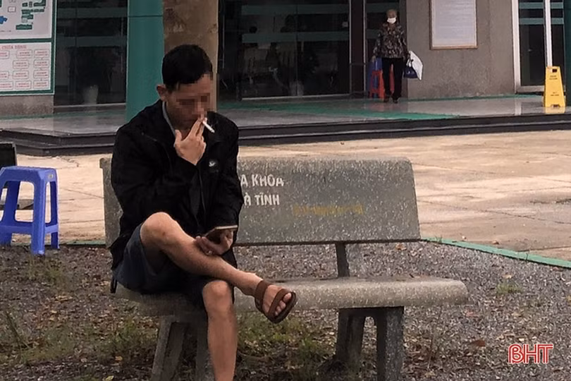 Vô tư “nhả” khói thuốc trong khuôn viên bệnh viện
