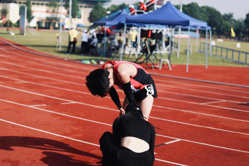 VĐV điền kinh Hà Tĩnh được cô vợ xinh đẹp khích lệ sau khi giành HCV