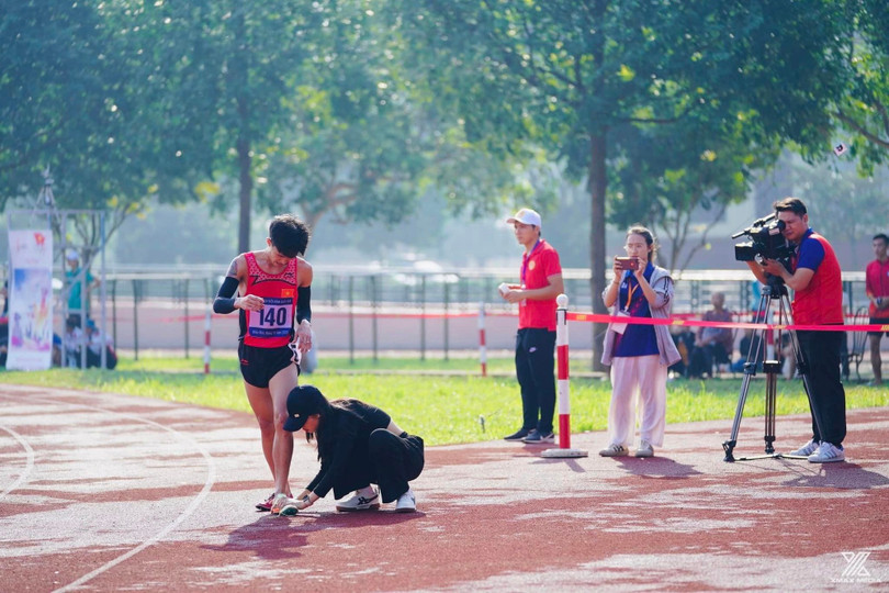 VĐV điền kinh Hà Tĩnh được cô vợ xinh đẹp khích lệ sau khi giành HCV