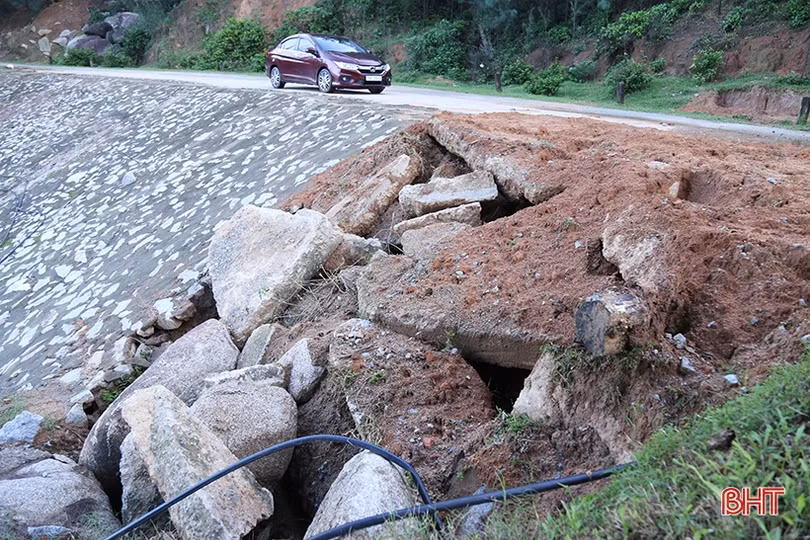 Cảnh giác sạt lở đất, đá khi qua tuyến đường quốc phòng ven biển Hà Tĩnh
