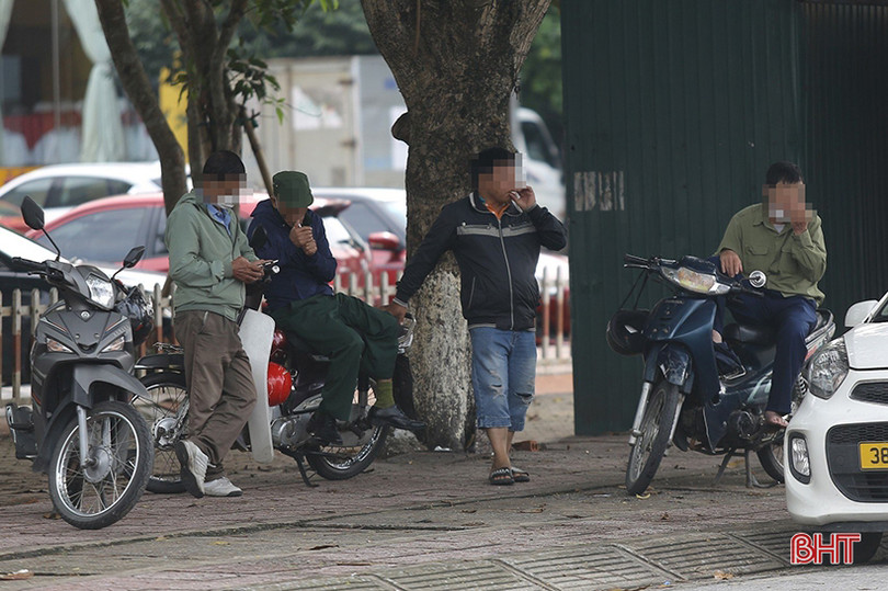 Nhan nhản tình trạng hút thuốc lá nơi công cộng