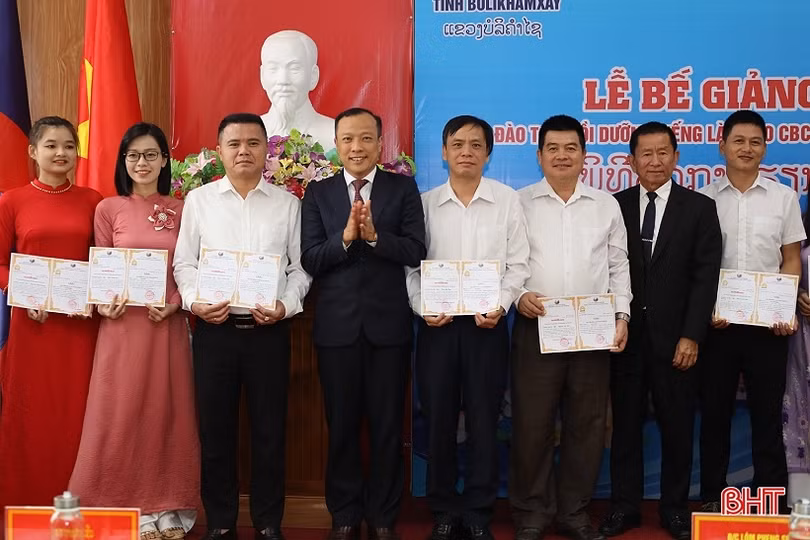 Bế giảng lớp đào tạo tiếng Lào cho cán bộ, công chức Hà Tĩnh