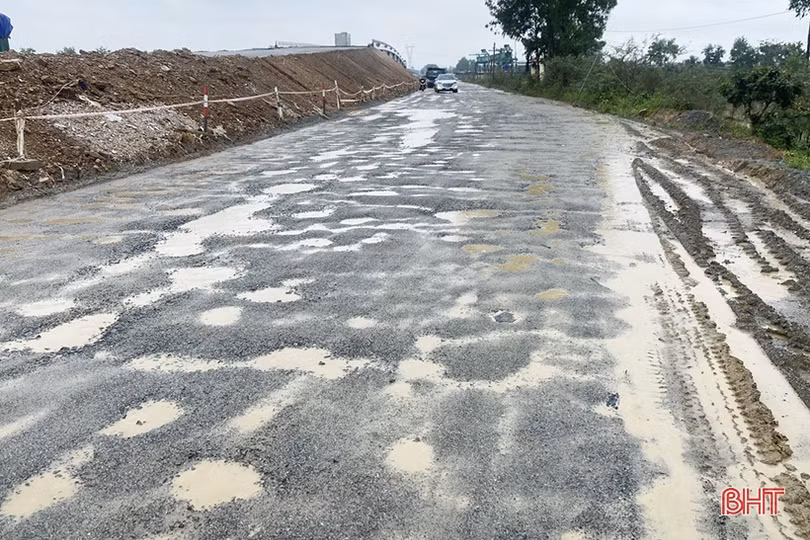 Giải pháp ATGT khi thi công cầu vượt quốc lộ 8 vẫn chưa đảm bảo