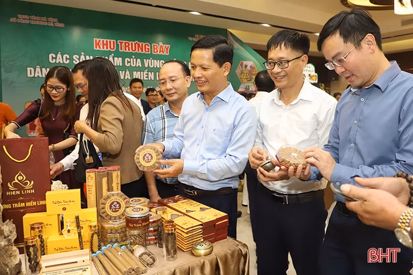 Trao 17 bản ghi nhớ hợp tác tiêu thụ sản phẩm miền núi Hà Tĩnh