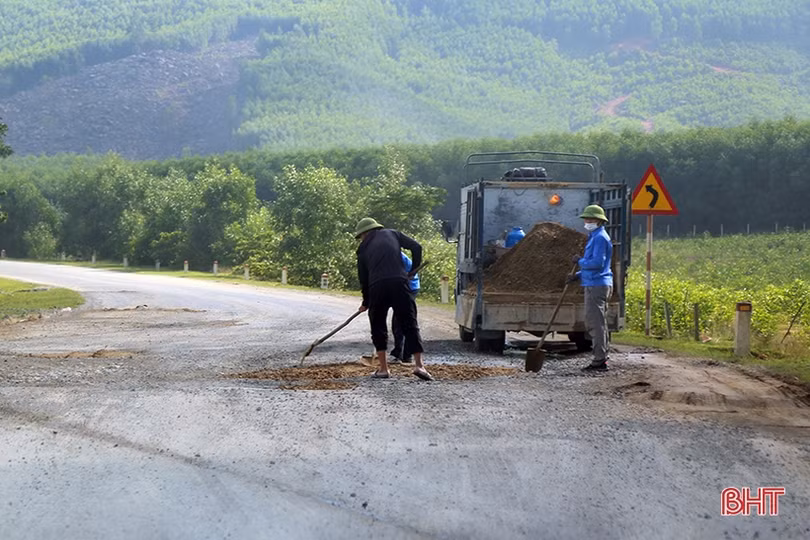 Đường ven biển Hà Tĩnh xuất hiện nhiều điểm hư hỏng, mất an toàn giao thông