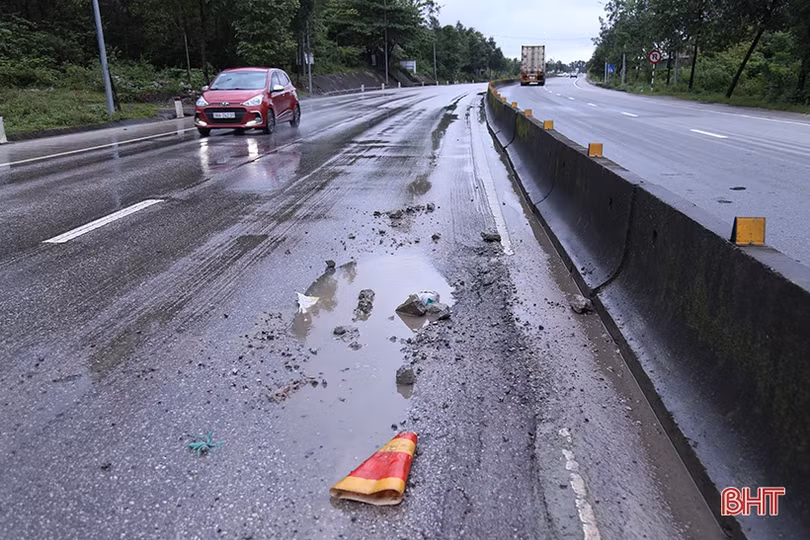 Sau mưa lớn, QL1 đoạn Bắc tuyến tránh TP Hà Tĩnh xuống cấp thêm nghiêm trọng 