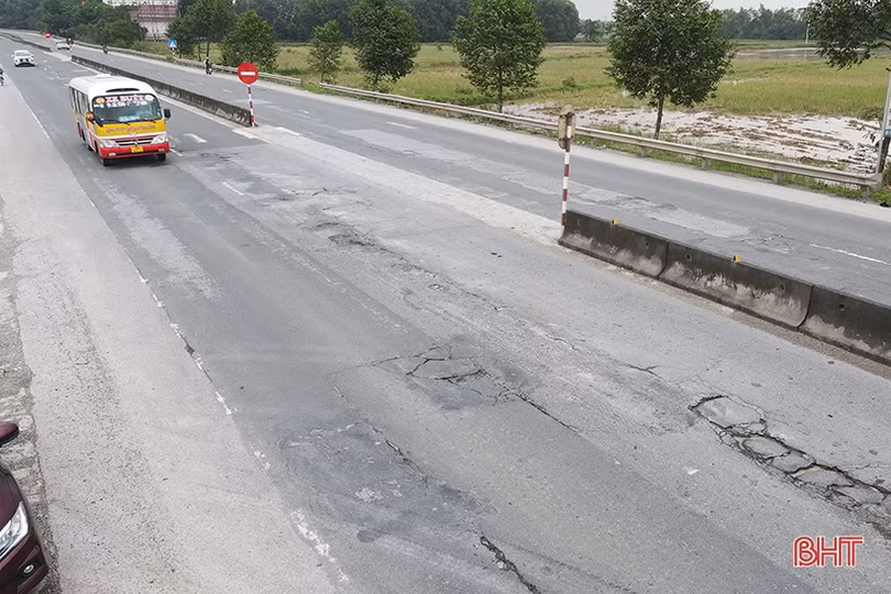 Sau mưa lớn, QL1 đoạn Bắc tuyến tránh TP Hà Tĩnh xuống cấp thêm nghiêm trọng 