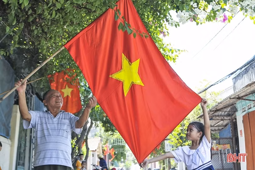 “Ngọn quốc kỳ” - Bản trường ca chào đón cách mạng
