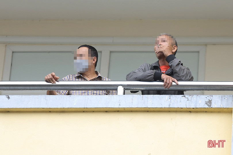 Nhan nhản tình trạng hút thuốc lá nơi công cộng