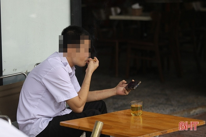 Nhan nhản tình trạng hút thuốc lá nơi công cộng