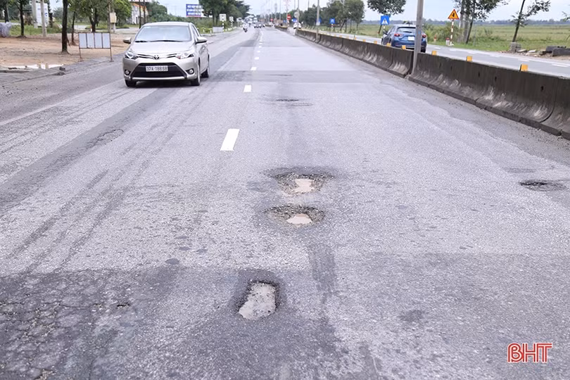 Sau mưa lớn, QL1 đoạn Bắc tuyến tránh TP Hà Tĩnh xuống cấp thêm nghiêm trọng 