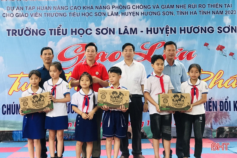 Học sinh Hương Sơn với trường học an toàn trước thiên tai