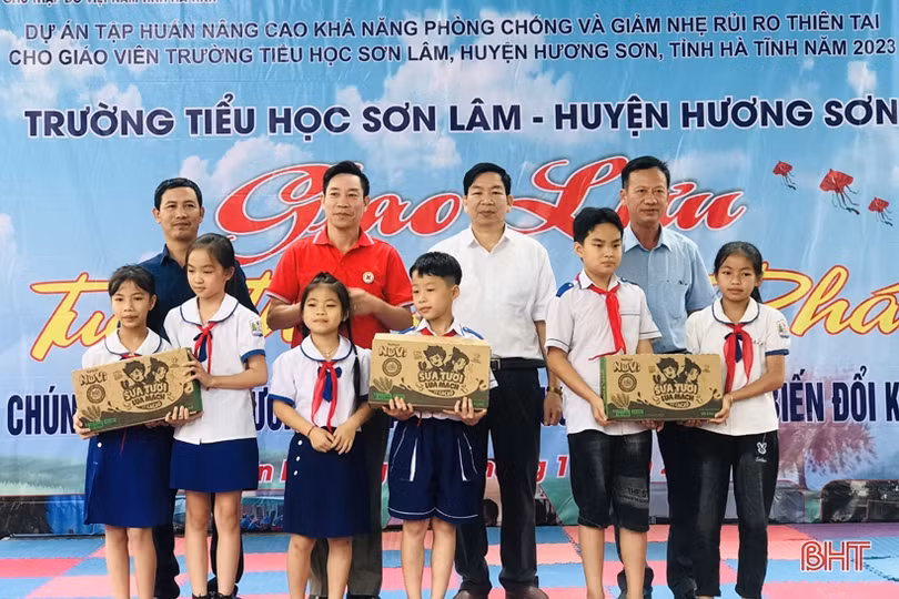 Học sinh Hương Sơn với trường học an toàn trước thiên tai