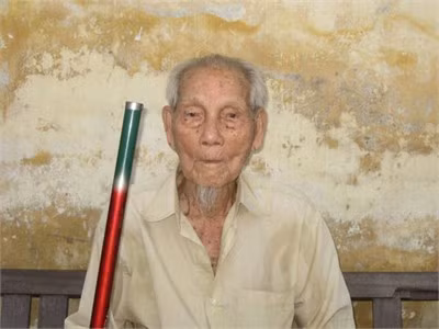 Cán bộ lão thành cách mạng 106 tuổi Bùi Thưởng - người đã tham gia cuộc Tổng khởi nghĩa tháng Tám năm 1945