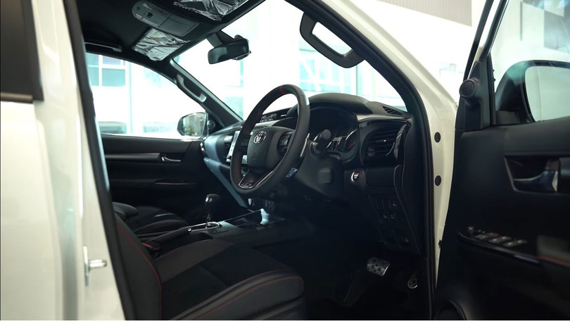 Toyota Hilux 2021 bản thể thao có gì đấu “vua bán tải” Ford Ranger?