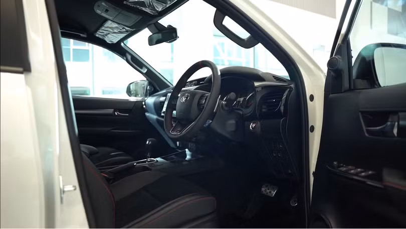Toyota Hilux 2021 bản thể thao có gì đấu “vua bán tải” Ford Ranger?