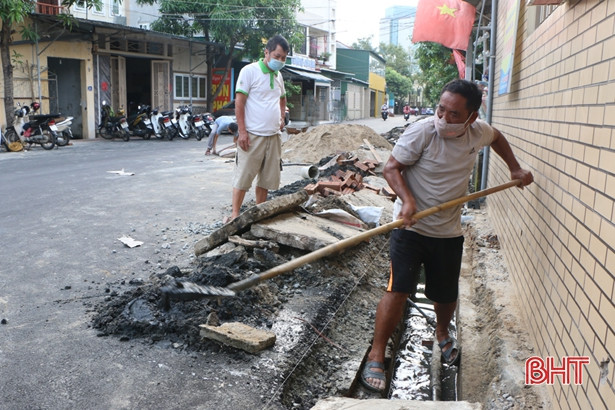 TP Hà Tĩnh cắt tỉa cây xanh, nạo vét hệ thống thoát nước khi vào mùa mưa bão