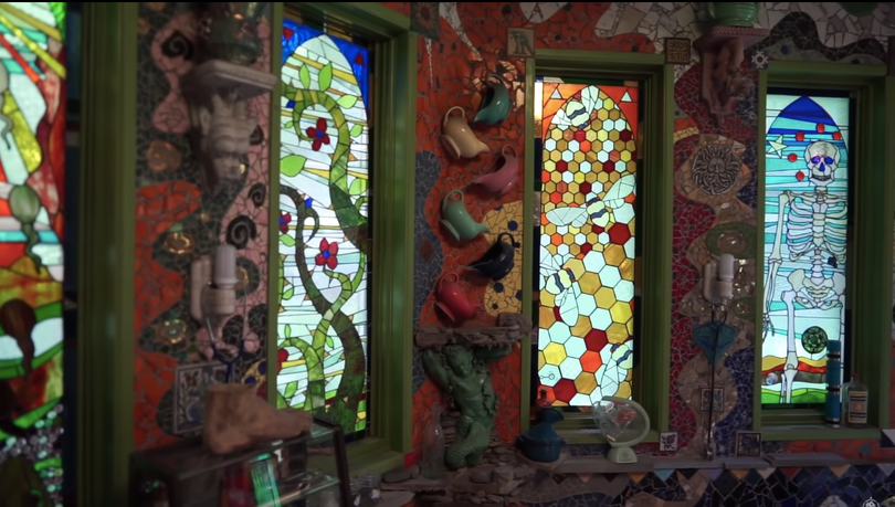 Người đàn ông dành 33 năm biến nhà thành lâu đài