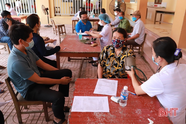 Hơn 1.200 người ở Nghi Xuân tiêm vắc-xin phòng COVID-19 đợt 7