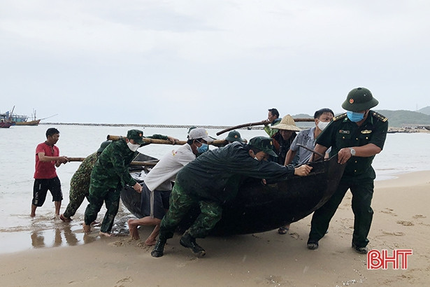 Bộ đội Biên phòng giúp ngư dân TX Kỳ Anh neo đậu 116 thuyền tránh bão số 5