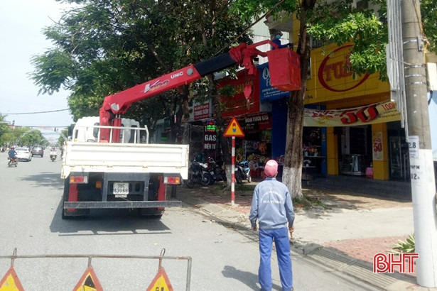 TP Hà Tĩnh cắt tỉa cây xanh, nạo vét hệ thống thoát nước khi vào mùa mưa bão