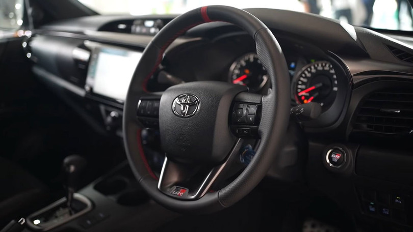 Toyota Hilux 2021 bản thể thao có gì đấu “vua bán tải” Ford Ranger?