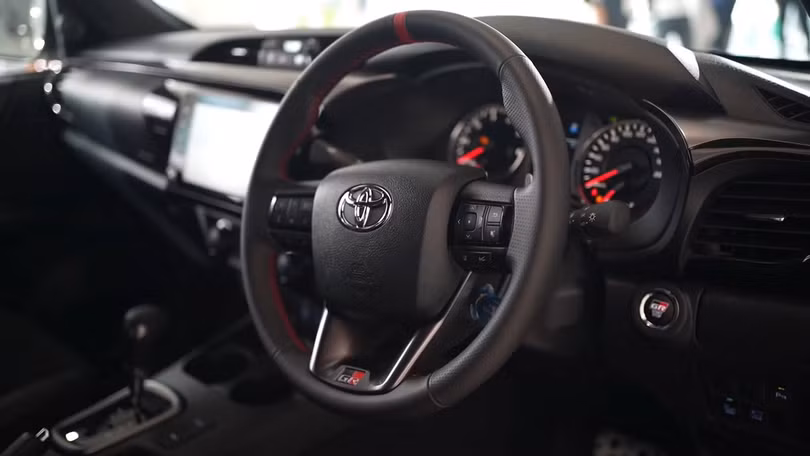Toyota Hilux 2021 bản thể thao có gì đấu “vua bán tải” Ford Ranger?