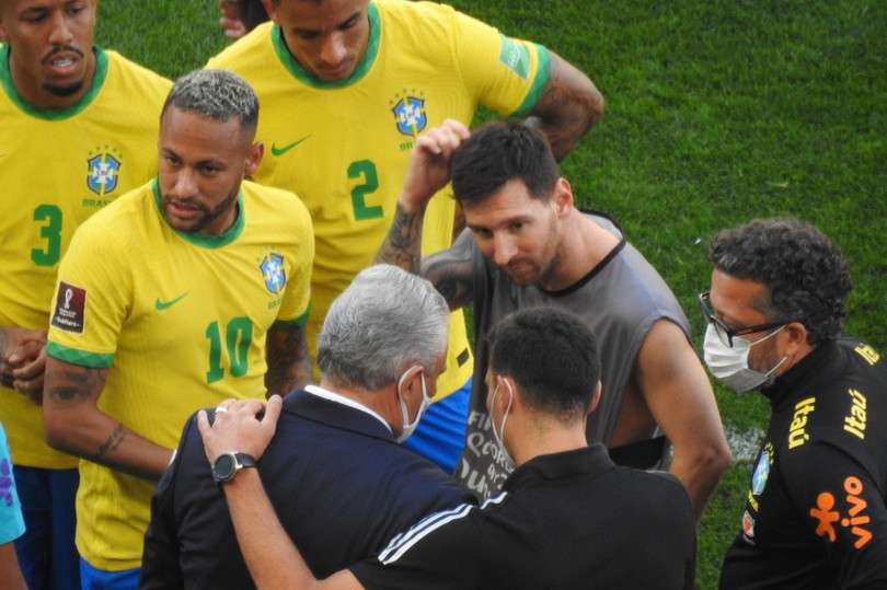Đá 7 phút, Messi và cầu thủ Argentina ngừng thi đấu để phản đối cảnh sát Brazil
