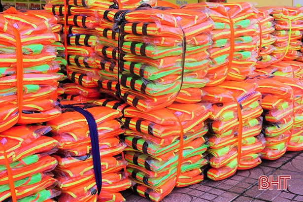 Trao tặng gần 1.000 áo phao cho người dân vùng lũ Hương Khê